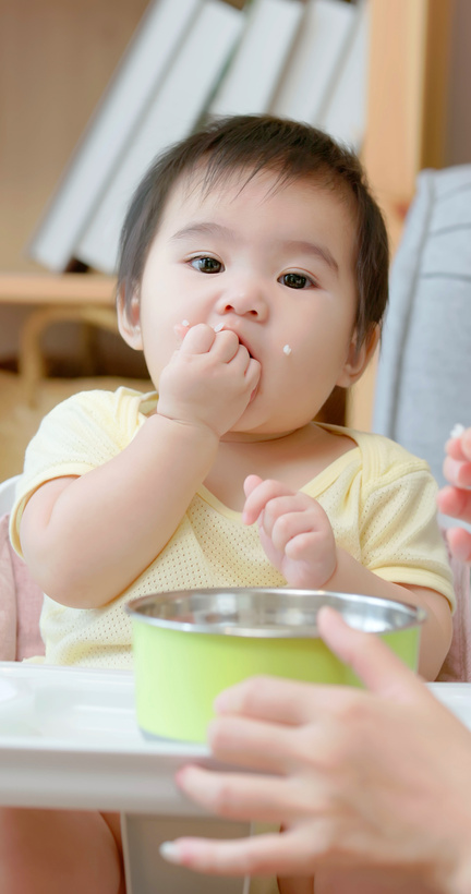 Baby eat rice